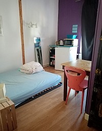 1 chambre à louer, simple, avec lit double, petit coin pour se réchauffer un repas (équipement:frigo, micro ondes, bouilloire). 1 salle de douche privative, 1 bureau