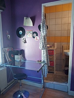 coin bureau et salle de douche privative